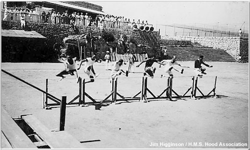 220 hurdles men racing at Corrodina